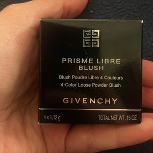 PRISME LIBRE BLUSH
4-Color Loose Powder Blush  # 2 TAFFETAS ROSÉ
BRIGHT PINK